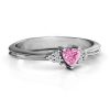 Anillo de corazón estrecho con detalles en el hombro
