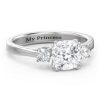 La bague duchesse avec des pierres d'accent