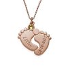 Collar de pies de bebé grabado con baño de oro rosa personalizado de piedra de nacimiento