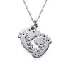 Collar de pies de bebé grabado con piedra de nacimiento personalizada