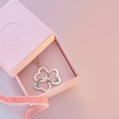 Personalisierte dreifache Herzkette mit Rosévergoldung